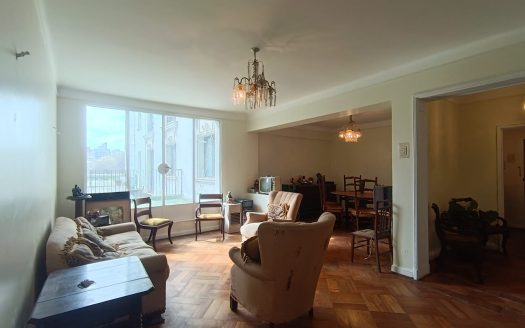 Remodelado departamento amplio en centro de Viña del Mar con estacionamiento.
