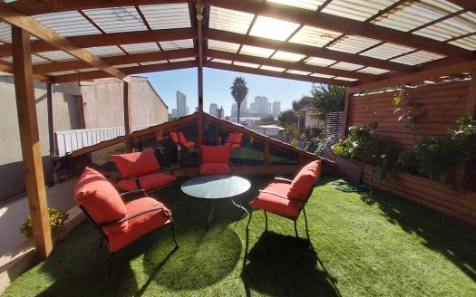 Casa remodelada con local comercial arrendado