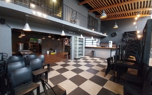 Se arrienda local comercial en barrio turístico consolidado.